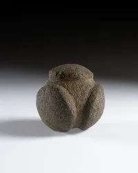 Geschnitzte Kugel, Spätneolithikum, Schottland, ca. 3750-2000 v. Chr.